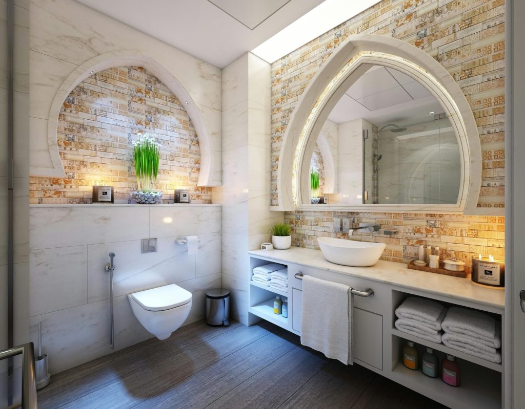 Elegantes, modernes Badezimmer mit Marmorfliesen, stimmungsvoller Beleuchtung und stilvollem Dekor.